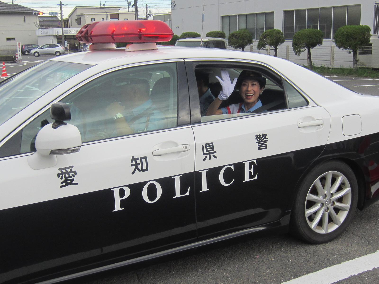 パトカーに乗車する大東さん