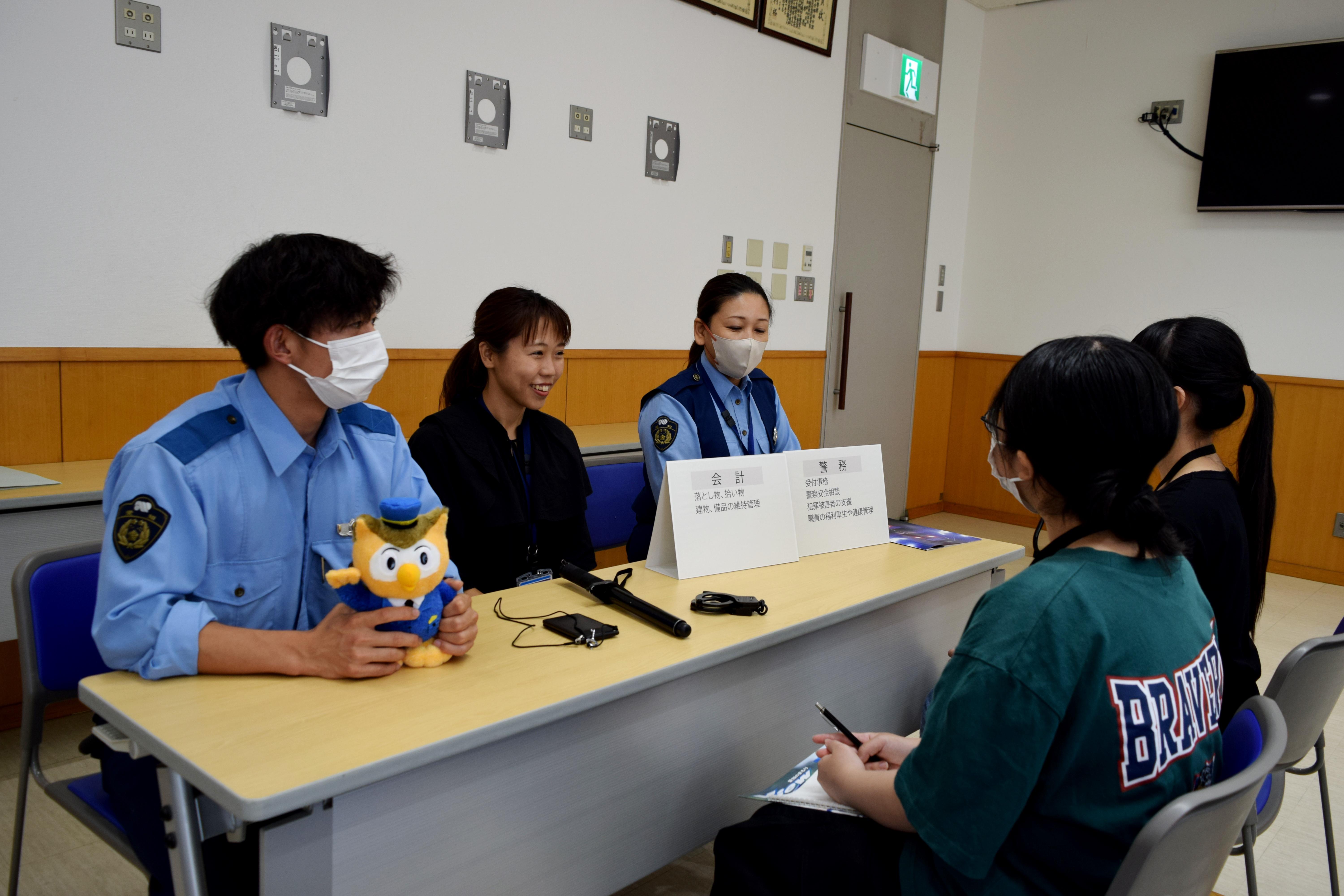 警察官とフリートーク中