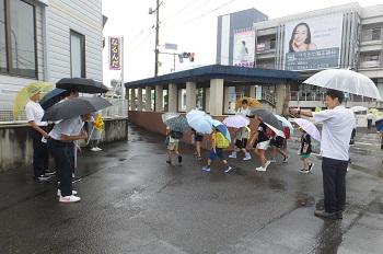 登校児童を見守る高校生