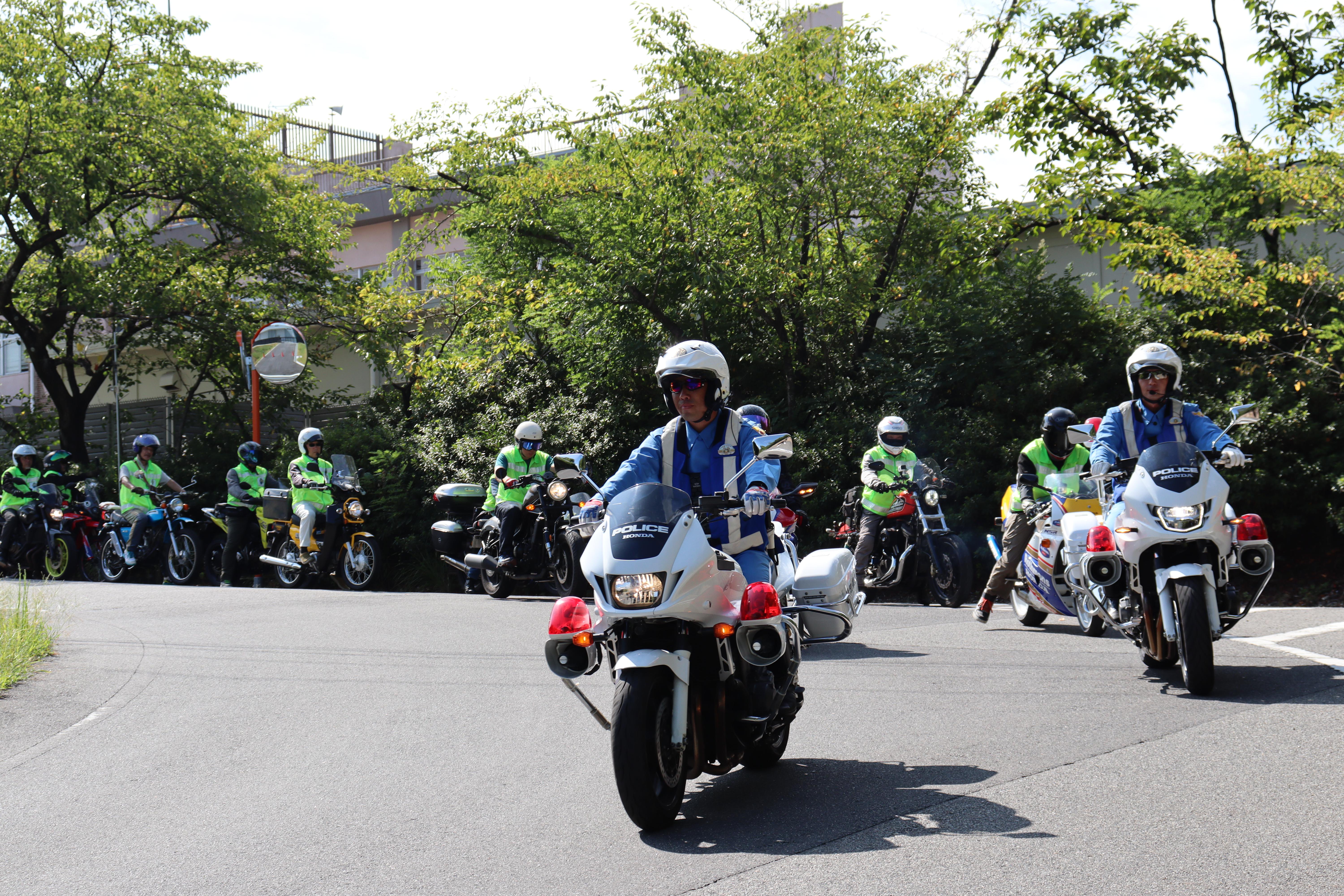 瀬戸署を出発したバイク車列の写真