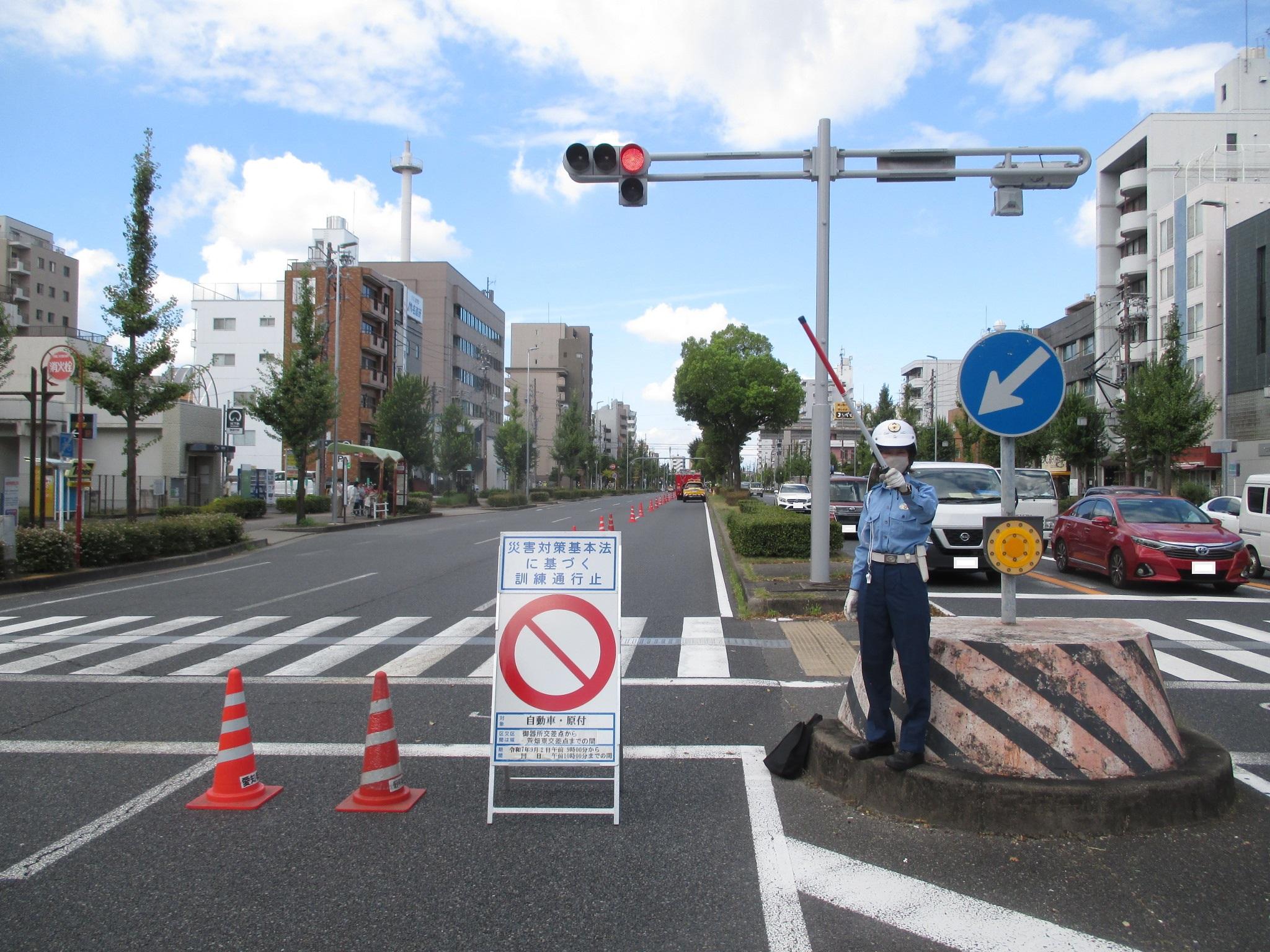 緊急交通路を確保し交通整理する警察官