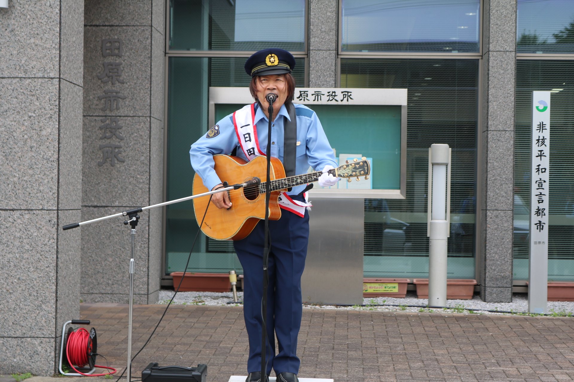 一日警察署長の様子　歌の披露