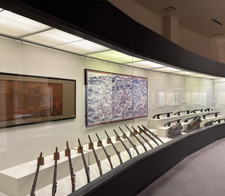 設楽原歴史資料館内火縄銃の展示写真