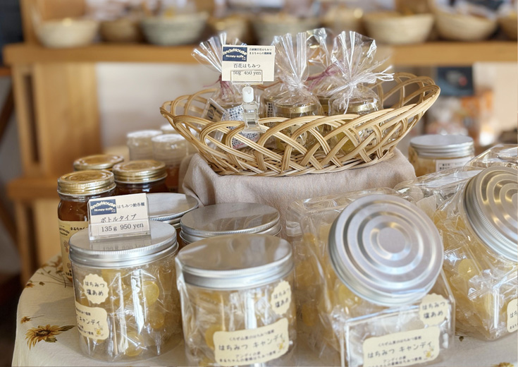 商品棚に並んだはちみつあめ