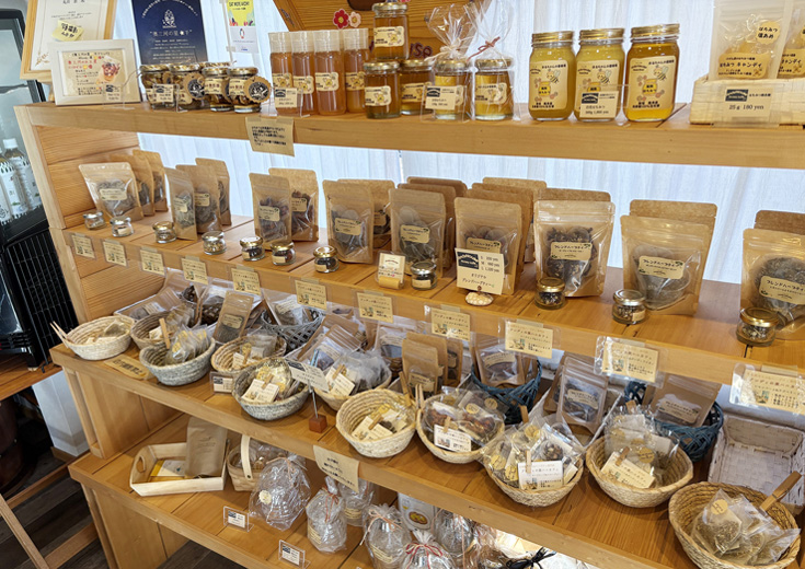 商品棚に並んだはちみつや紅茶