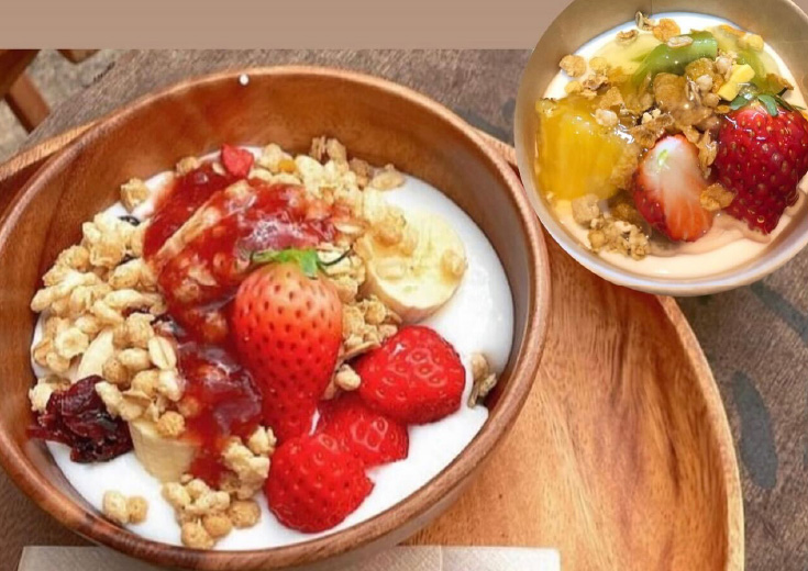 木の器に盛られたグリークヨーグルトグラノーラ蜂蜜かけボール