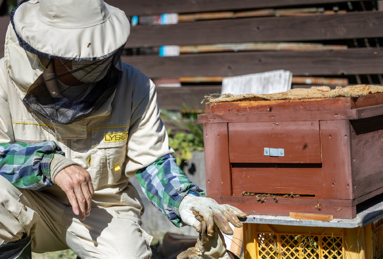 防護服を着て作業する風景