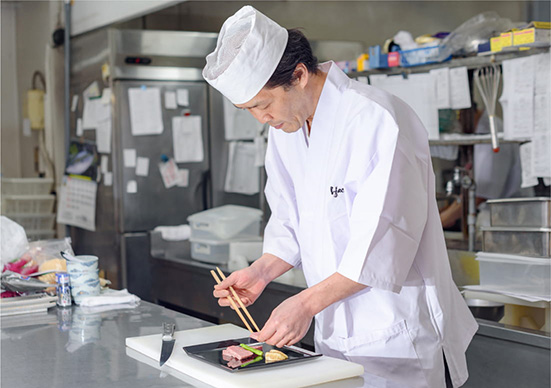 料理中の甫立さんの写真