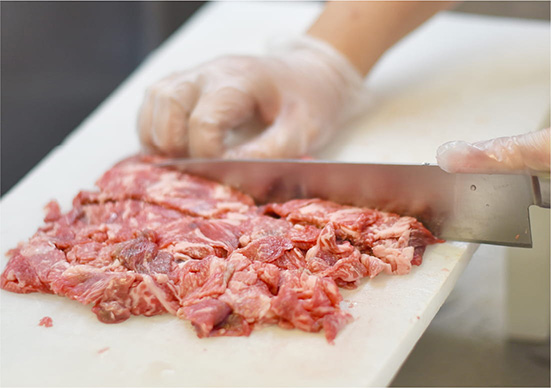 料理中の甫立さんの写真