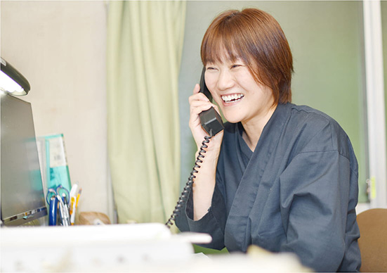 予約対応中の菅沼さんの写真