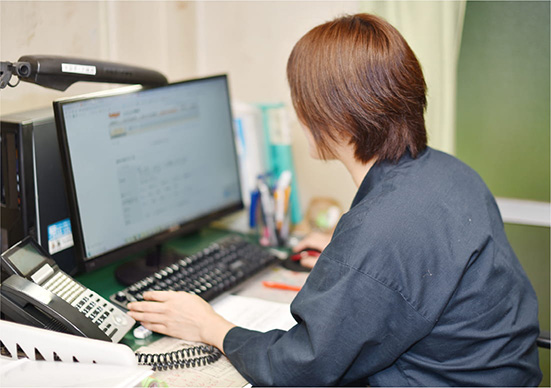 予約対応中の菅沼さんの写真