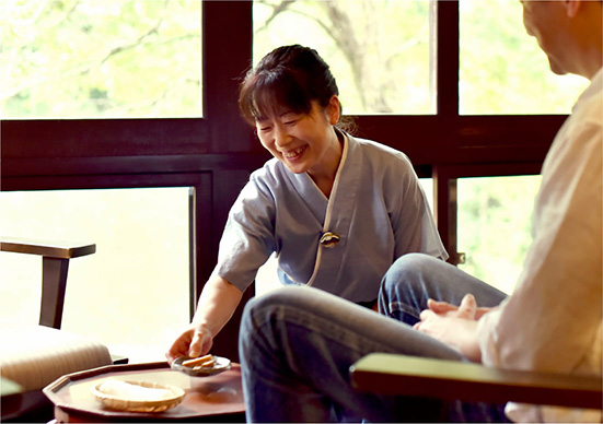 客室対応中の三田さんの写真