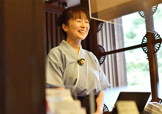 客室対応中の三田さんの写真