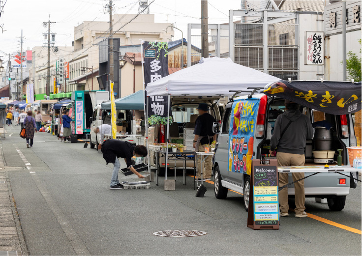 様々な軽トラが連なる風景