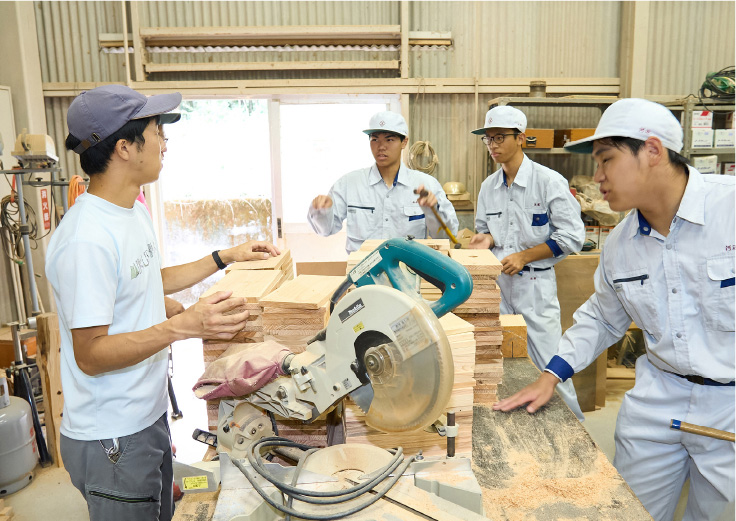 機械の説明を受ける生徒