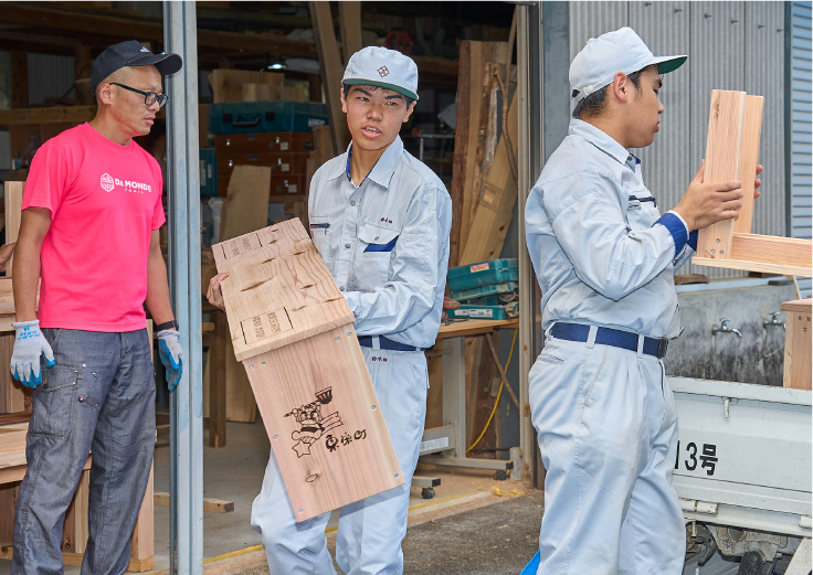 ベンチを制作する生徒