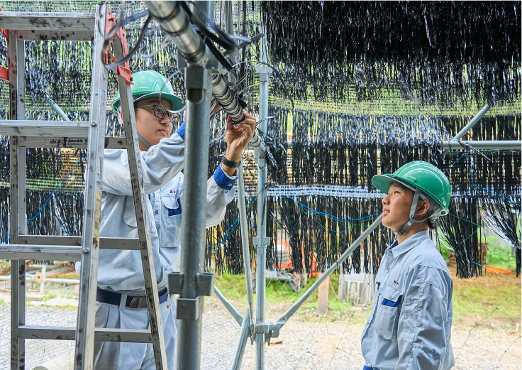 しいたけ栽培場の設置をする生徒