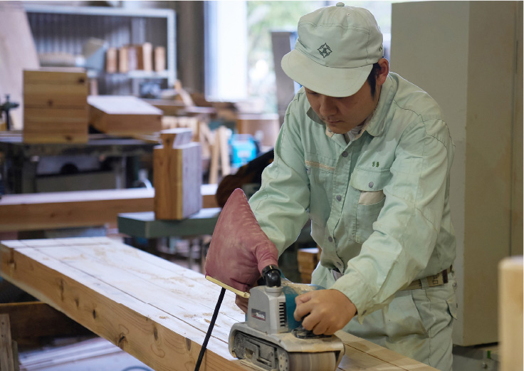 ベルトサンダーを扱う生徒