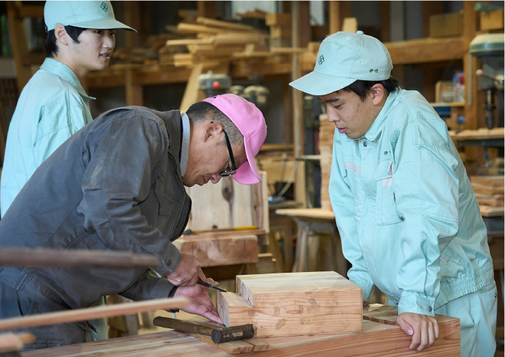 先生にアドバイスを受ける生徒