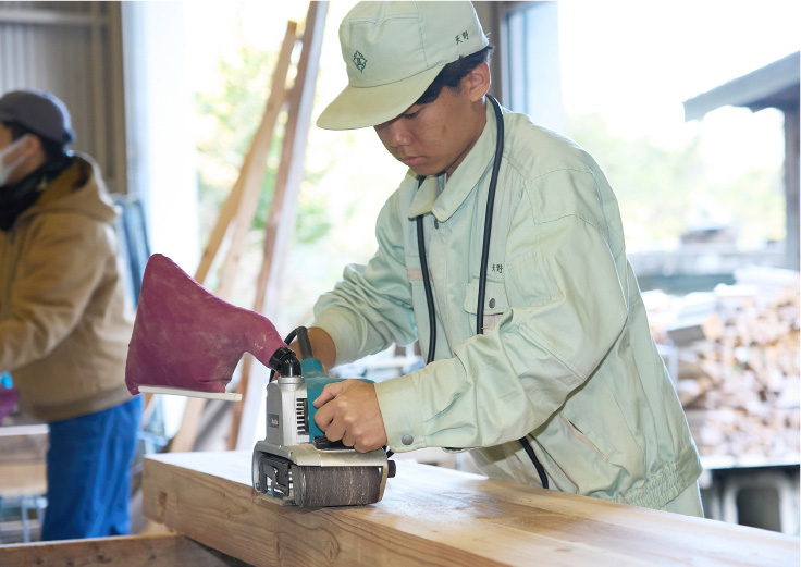 ベルトサンダーを扱う生徒