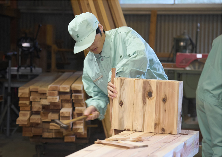 金槌で木材をはめ込む生徒