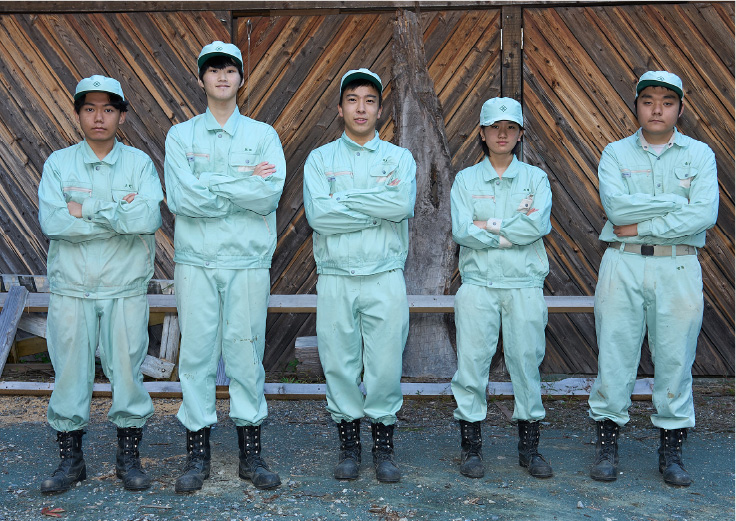 ベンチ制作をした生徒たち