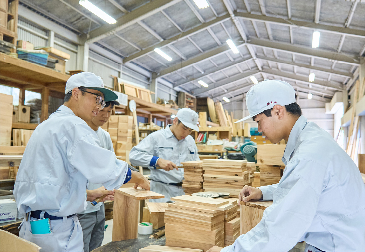 木材を扱う生徒たち