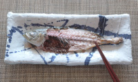 箸を上手に使って腹側を食べる