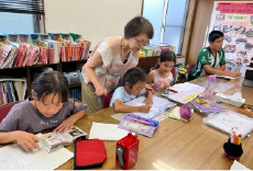 Niños en curso del idioma japonés