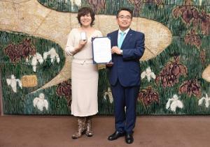 青木さやか様への「ＬＯＶＥあいちサポーターズ」委嘱式