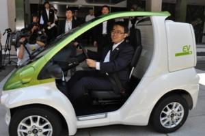 平成24年7月4日　トヨタ車体株式会社から超小型ＥＶ(電気自動車)の寄贈を受けました