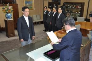 平成24年8月10日　愛知県知事特別秘書辞令交付式