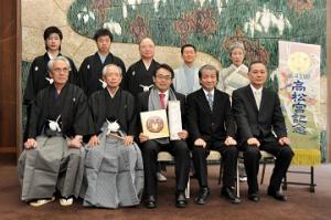 平成25年3月13日　伝統的工芸品「名古屋友禅」「名古屋黒紋付染」製造者が知事を訪問しました