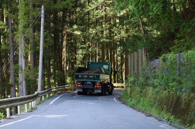 2車線から1車線に変わる道の様子