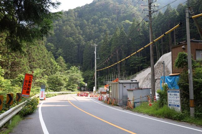 工事現場の様子。道路山側で山を削り橋を作っている。