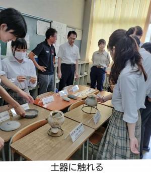 様々な時代の土器に実際に触れる体験をしました。