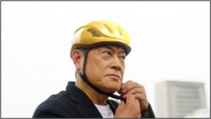 金色のヘルメットをかぶる松平健さん