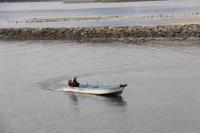 【豊川市】小型漁船に乗る漁師（御津新田付近）