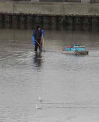 【一色町】アサリを採る漁師4