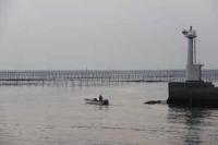 一色町】一色港を出港する漁師