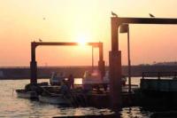 【一色町】出港準備をする漁師（一色港）