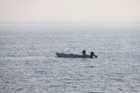 【幡豆町】幡豆港沖でアサリを採る漁師