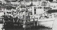 海水浴客等でにぎわう一色漁港渡船場（昭和42年7月）