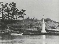 佐久島西港にある波ヶ崎灯台（昭和44年4月）