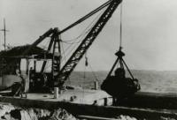 プリストマンによる海粘土採取（昭和30年ごろ）