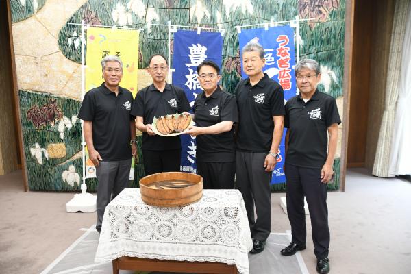 うなぎPR2025（記念撮影_蒲焼き）