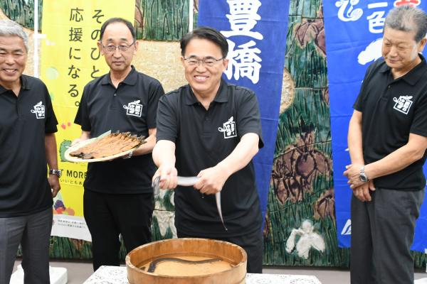 うなぎPR2025（記念撮影_活きうなぎ）