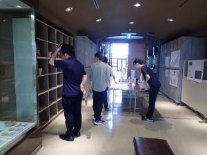 施設見学の様子です。インターンシップということもあり、普段の施設見学よりも詳しく館内を紹介しました。