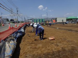 発掘調査の様子です。ジョレンという道具で地面を削っていきます。少しずつ掘り下げていくと、遺物や遺構が出てきます。