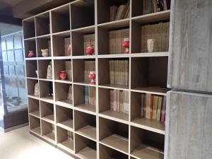 収蔵庫Cでは、遺物の展示だけでなく発掘調査報告書の閲覧もできます。